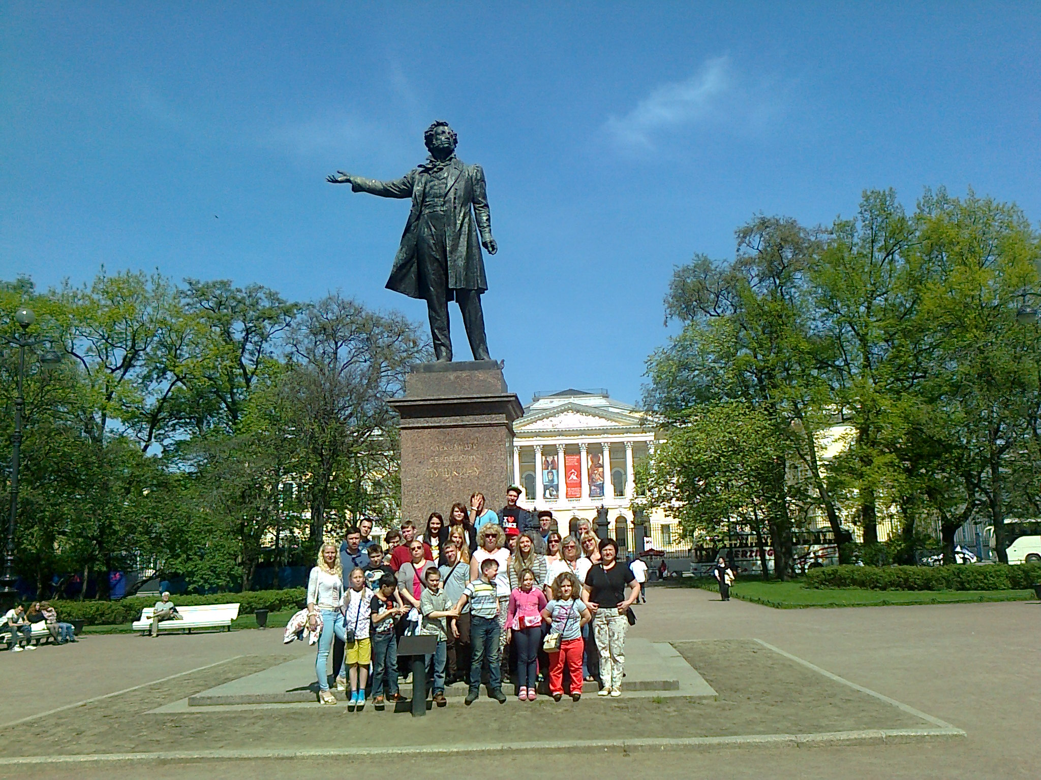 Пушкин у Михайловского дворца